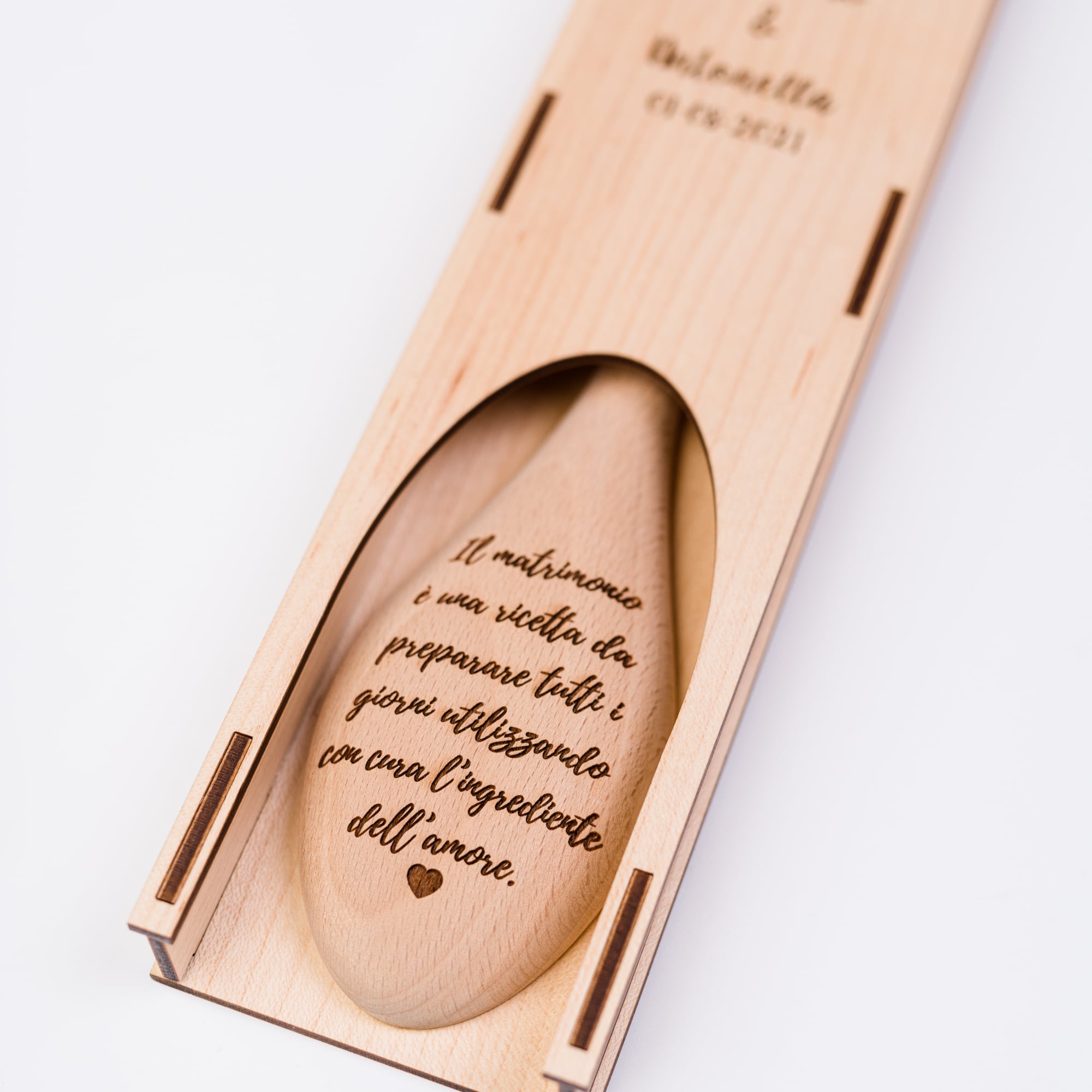 Cucchiarella e custodia in legno con incisione per matrimonio