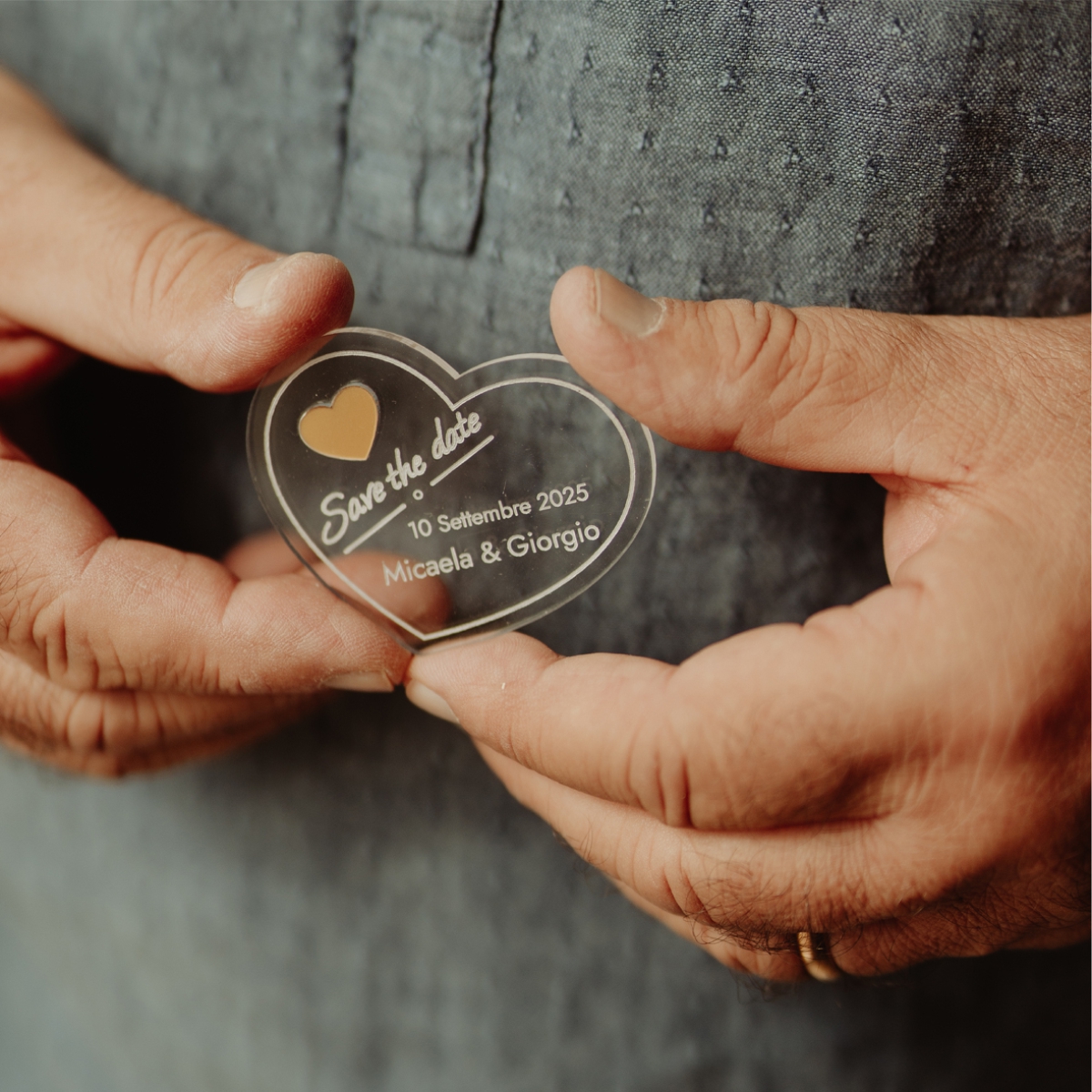 Magnete "Save the date" in plexiglass con inserto acrilico in oro ad incastro - piccolo cuore