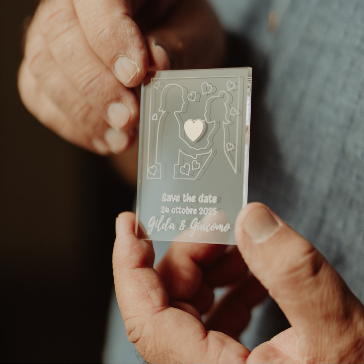 Magnete "Save the date" con sposini e inserto acrilico oro ad incastro