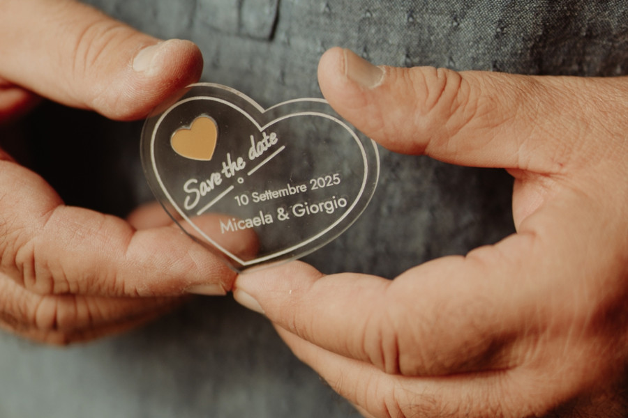 save the date a forma di cuore in plexigass con inserto