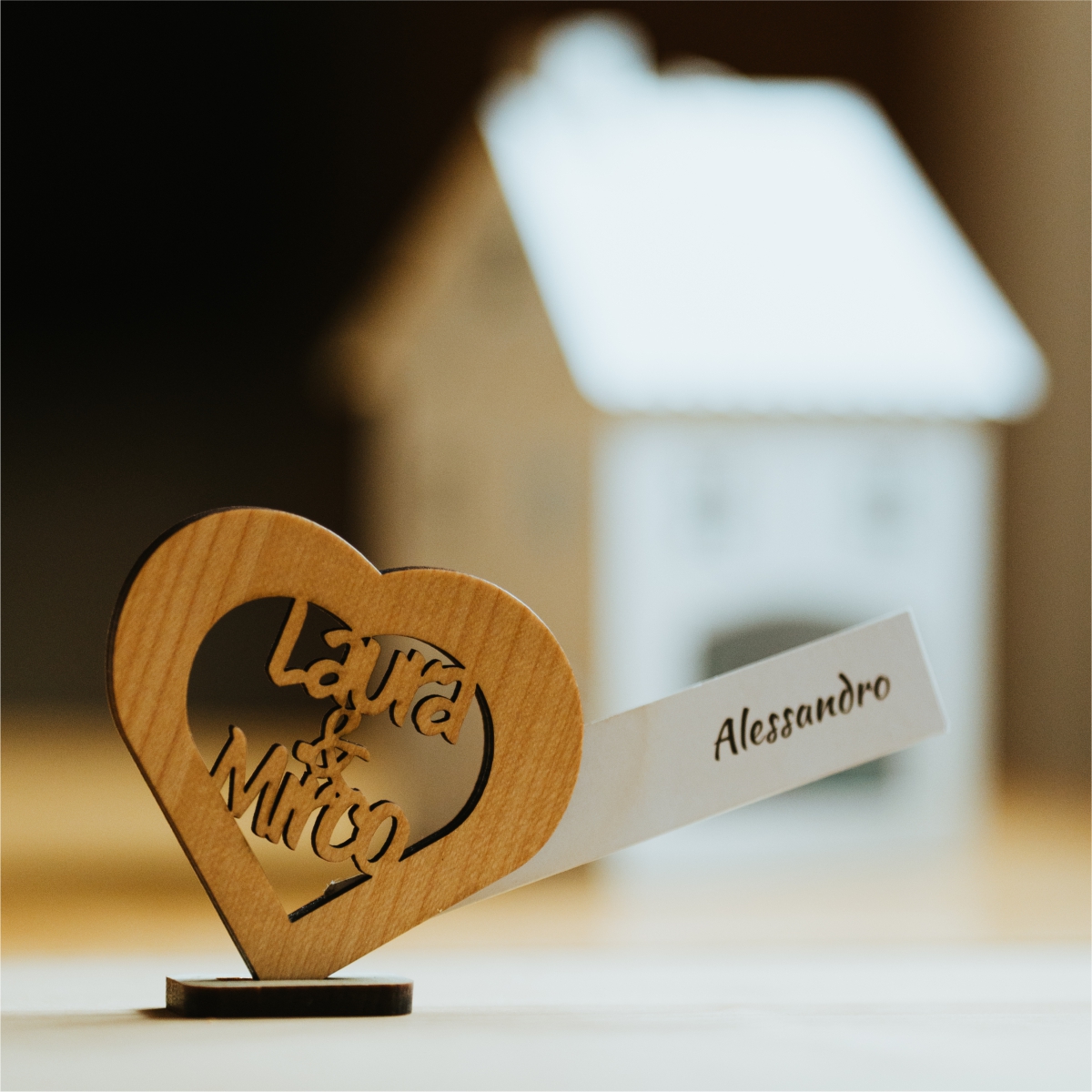 segnaposto con nomi in legno o acrilico colorato